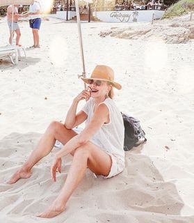 Alba Parietti feet photo thumbnail