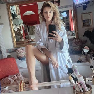 Alba Parietti feet photo thumbnail