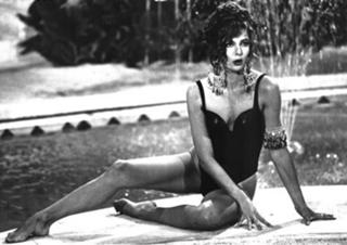 Alba Parietti feet photo thumbnail