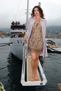 Alba Parietti feet photo thumbnail