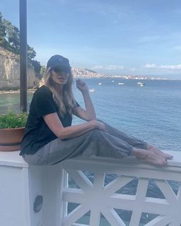 Alba Parietti feet photo thumbnail