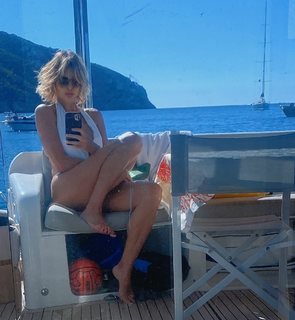 Alba Parietti feet photo thumbnail