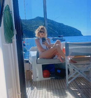 Alba Parietti feet photo thumbnail