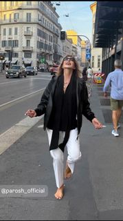 Alba Parietti feet photo thumbnail