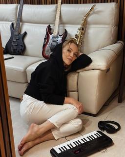 Albina Dzhanabaeva feet photo 9
