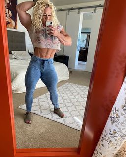 Aleesha Young feet photo 2