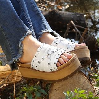 Alejandra Maglietti feet photo thumbnail