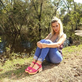 Alejandra Maglietti feet photo thumbnail