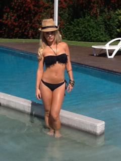 Alejandra Maglietti feet photo thumbnail