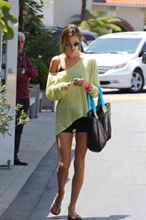 Alessandra Ambrosio feet photo thumbnail