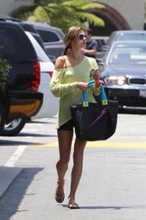 Alessandra Ambrosio feet photo thumbnail