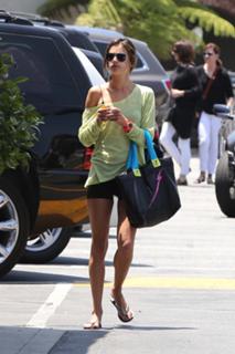 Alessandra Ambrosio feet photo thumbnail