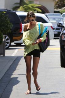Alessandra Ambrosio feet photo thumbnail