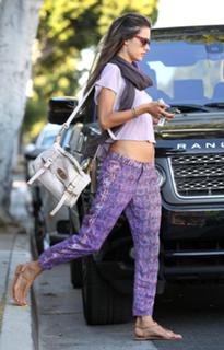 Alessandra Ambrosio feet photo thumbnail
