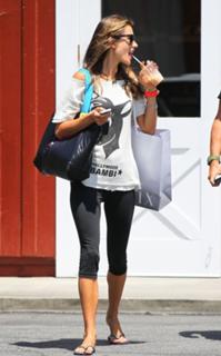 Alessandra Ambrosio feet photo thumbnail