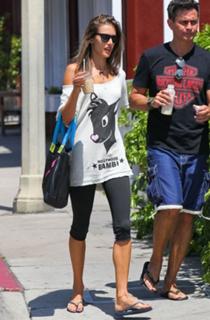 Alessandra Ambrosio feet photo thumbnail