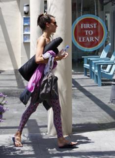 Alessandra Ambrosio feet photo thumbnail