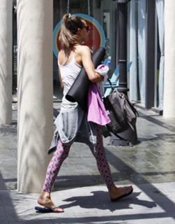 Alessandra Ambrosio feet photo thumbnail