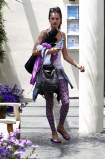 Alessandra Ambrosio feet photo thumbnail