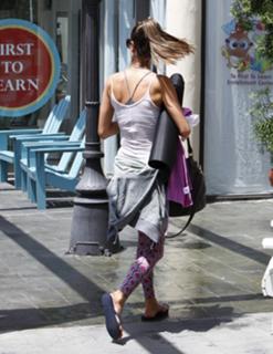 Alessandra Ambrosio feet photo thumbnail