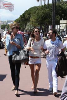 Alessandra Ambrosio feet photo thumbnail