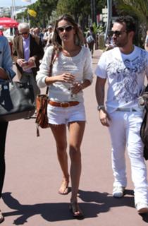 Alessandra Ambrosio feet photo thumbnail