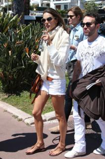 Alessandra Ambrosio feet photo thumbnail