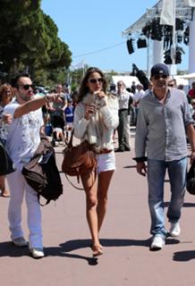 Alessandra Ambrosio feet photo thumbnail
