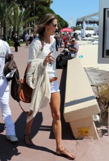 Alessandra Ambrosio feet photo thumbnail
