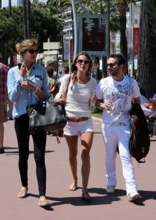 Alessandra Ambrosio feet photo thumbnail