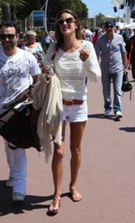 Alessandra Ambrosio feet photo thumbnail