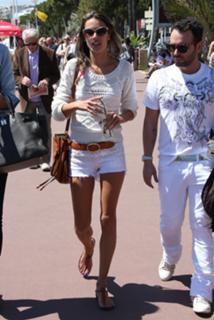 Alessandra Ambrosio feet photo thumbnail