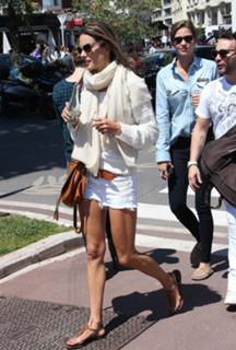Alessandra Ambrosio feet photo thumbnail
