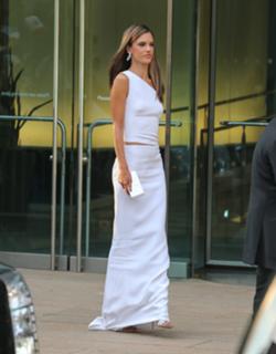 Alessandra Ambrosio feet photo thumbnail