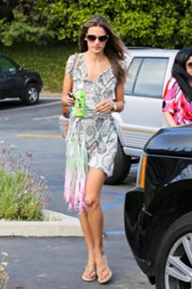 Alessandra Ambrosio feet photo thumbnail
