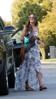 Alessandra Ambrosio feet photo thumbnail