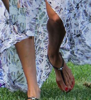 Alessandra Ambrosio feet photo thumbnail