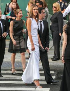 Alessandra Ambrosio feet photo thumbnail