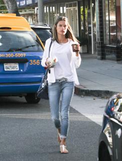 Alessandra Ambrosio feet photo thumbnail