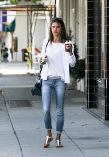 Alessandra Ambrosio feet photo thumbnail