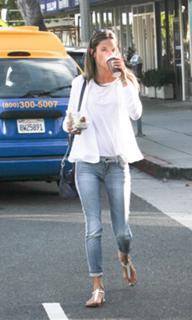 Alessandra Ambrosio feet photo thumbnail