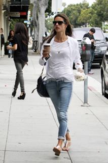 Alessandra Ambrosio feet photo thumbnail