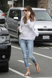 Alessandra Ambrosio feet photo thumbnail