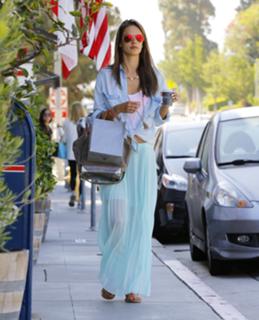 Alessandra Ambrosio feet photo thumbnail