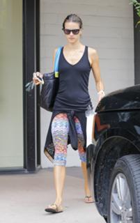 Alessandra Ambrosio feet photo thumbnail