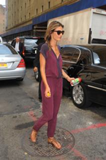 Alessandra Ambrosio feet photo thumbnail