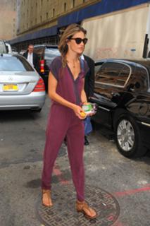 Alessandra Ambrosio feet photo thumbnail