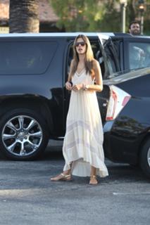 Alessandra Ambrosio feet photo thumbnail
