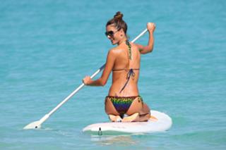 Alessandra Ambrosio feet photo thumbnail