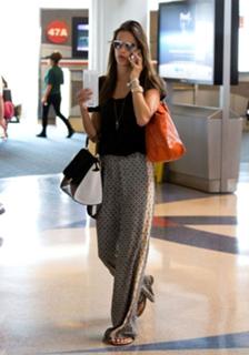 Alessandra Ambrosio feet photo thumbnail